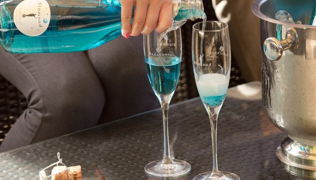 蓝色葡萄酒颜值高让人欲罢不能，然而它的确不是用来止渴的