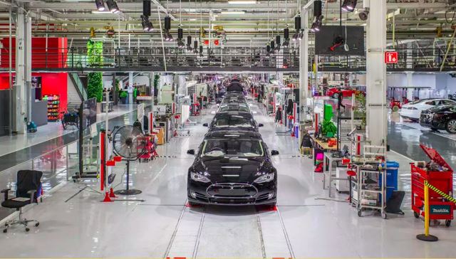 在未来感十足的汽车制造车间里 特斯拉正在透支工人的健康