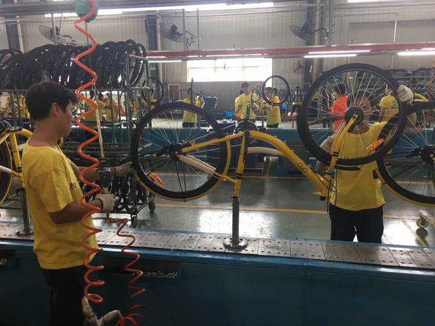 工人组装车辆。