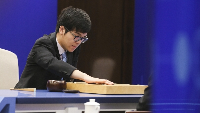 人机大战首局执黑小负AlphaGo 柯洁自称“我输得没有脾气”