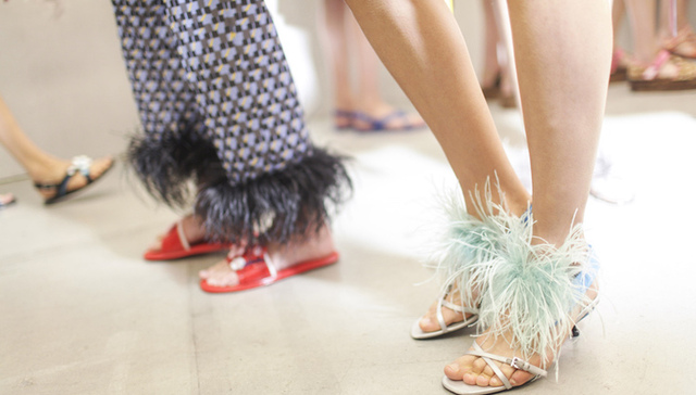 【衣帽间】《欲望都市》已成过去 但让其女主角痴迷的羽毛单品现在又回来了