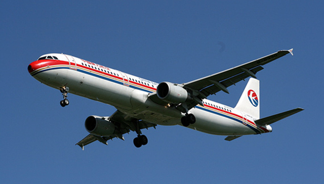 东航一客机在香港机场降落时冲出跑道 无人受伤