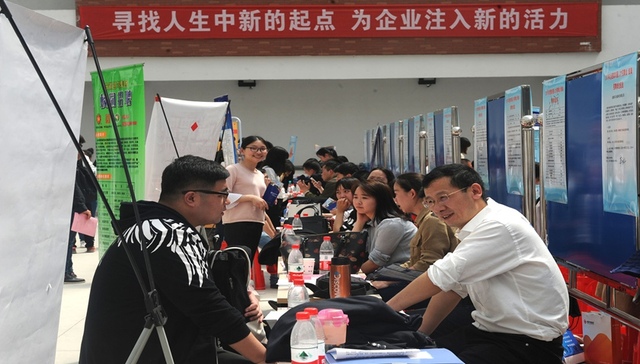 就业季“抢人大战” 多地省会城市推宽松户籍政策