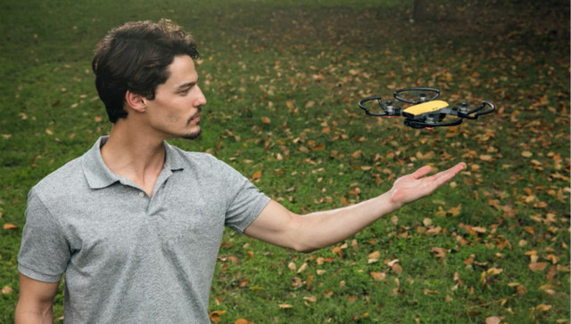 【玩物】大疆发布了一款真正的掌上无人机 比一罐汽水还轻