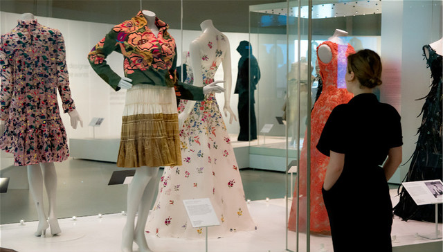 巴黎世家到底影响了多少后生晚辈？来V&A博物馆看这个展览就知道了