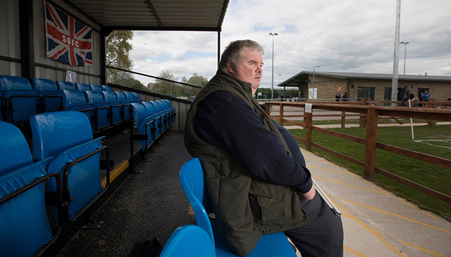 用耳朵“看”足球：一位走访过1640座球场的盲人球迷