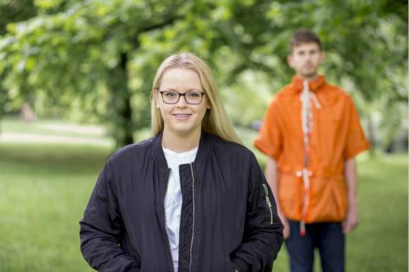 Brydie raybould-cridge还设计了一种水色涂层，在潮湿的情况下，可以看到高能见度的橙色织物，里面还有一件隐藏的救生衣。图片来源：每日邮报