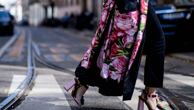 【衣帽间】衣服可以走简约风 但今夏的热门凉鞋却一定要足够花哨