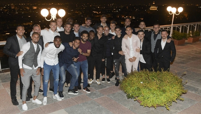 【体育明星日常】托蒂宴请罗马全队送签名球衣 惠若琪喝下午茶晒妈妈