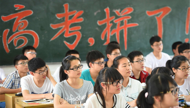 高考恢复首年阅卷人谭南周：评卷主体是高中优秀教师