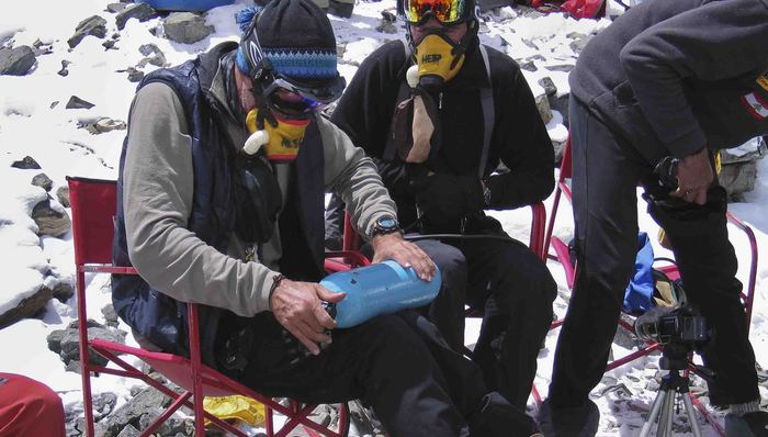 “偷氧贼”好拼！居然惦记上了珠峰氧气瓶