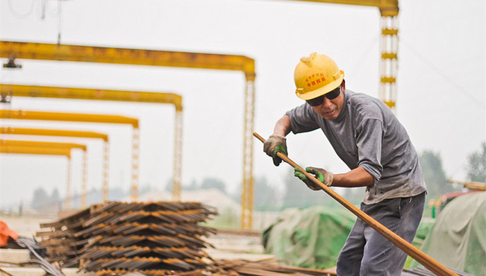 建筑业连续9个月高位扩张 “铁公基”投资快速增长