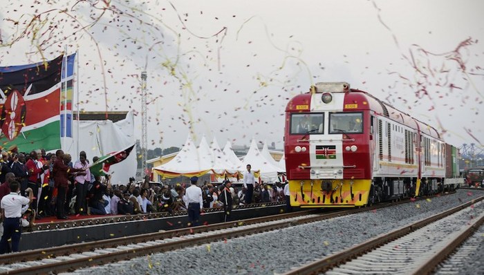 蒙内铁路：肯尼亚等了一个世纪 中国三年建成