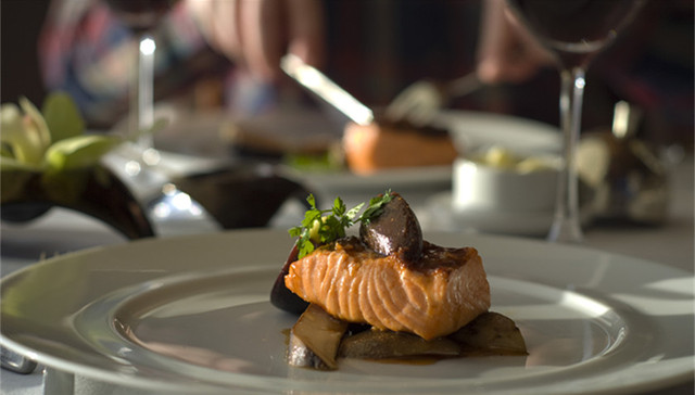 【天下奇闻】天上掉馅饼！澳洲百名流浪汉受邀豪华酒店用餐