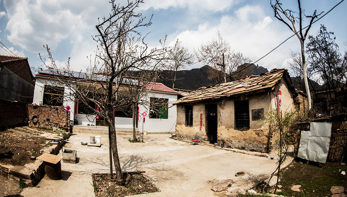 南坝镇,扶贫开发工作,扶贫工作,亲戚,挥洒,第一时间,经济信息联播,天路,致富路,走转改