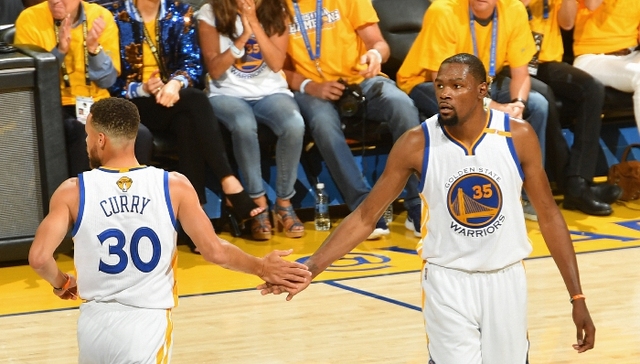 杜兰特砍38分半场6记暴扣 勇士22分大胜骑士取总决赛开门红