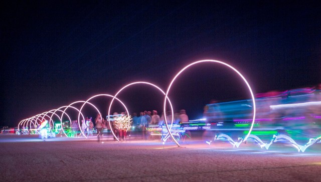 这个火人节发明从美国沙漠来到成都市中心 通过它你就能“看见”声音了