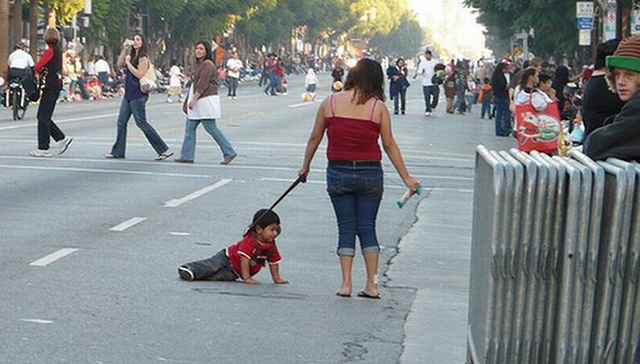 家长遛孩子；链条