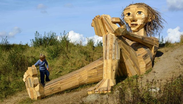 巨型木雕空降哥本哈根，艺术家为游客设计了一个新的“狩猎游戏”