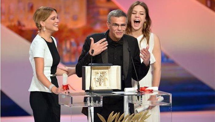 【文娱早报】《阿黛尔》导演欲卖金棕榈奖杯为新片筹钱 央视起诉凤凰视频擅播《开讲啦》