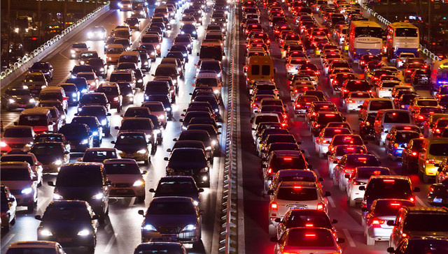 地方新闻精选丨北京汽车摇号中签难度再升 预计超800人抢一个指标