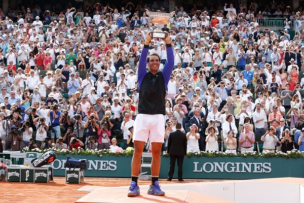 【体育明星日常】体坛名将齐贺纳达尔红土十冠 骑勇大战在即主帅“硬怼”