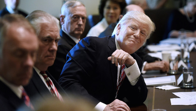 手下轮流“歌颂” 特朗普的首个内阁全体会议是这么开的