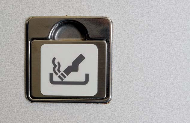 从驾驶室的斧头到舷窗上的洞，飞机上不起眼的小物件都是做什么的？