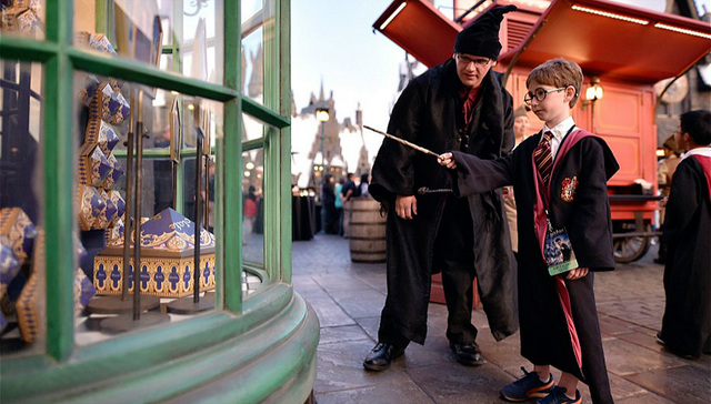 哈利波特电影早就落幕 可黑袍围巾至今还卖得可好了