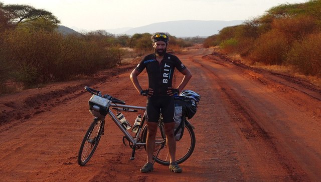 他们骑行了17000公里，想创造新的吉尼斯纪录，但是最终失败了