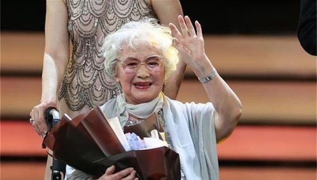 【文娱早报】93岁高龄王丹凤获上影节华语电影终身成就奖 王中磊称《芳华》总投资额超过1亿目前已过审