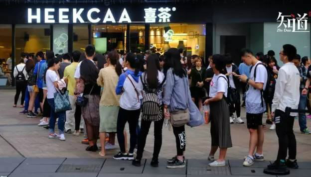 中产阶层的污名化：为什么买喜茶、喝星巴克会被嘲笑？