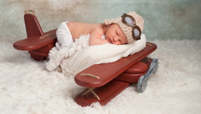 【天下奇闻】婴儿万米高空飞机上降生 获终身免费乘机资格