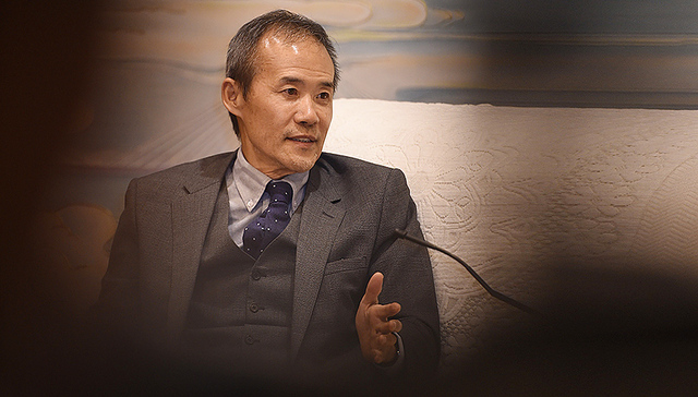 王石谢幕：他的“斗争”与他的时代