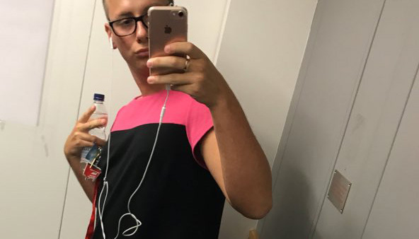 天太热，这位小哥选择女装上班...