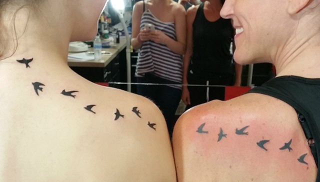 带妈妈一起去做个母女纹身吧