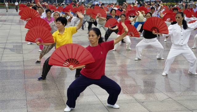 洛阳王城公园球场之争的广场舞大爷大妈占领羽毛球场