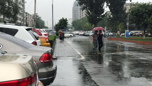 京津冀迎入汛来最强降雨 200多架航班取消