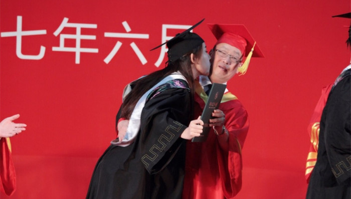 南农大,毕业典礼,亲吻校长,违禁物,学生党员干部,杀医案,清华附中,监控摄像头