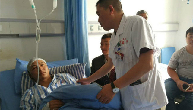 【封面新闻】现场对话茂县山体滑坡幸存者：飞石轰然砸穿屋顶 一家三口陷入泥石