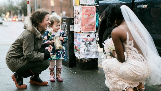 新娘被小女孩误认成公主，她的回应好暖啊