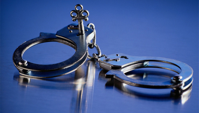 江苏赣榆一民警路边殴打老人 目前已被拘留