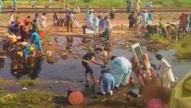 巴基斯坦油罐车侧翻众人抢油 突发大火至少140人丧生