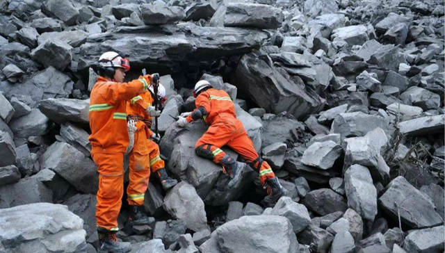 四川茂县山体垮塌救援通道抢通 10名遇难者身份确认已被安葬