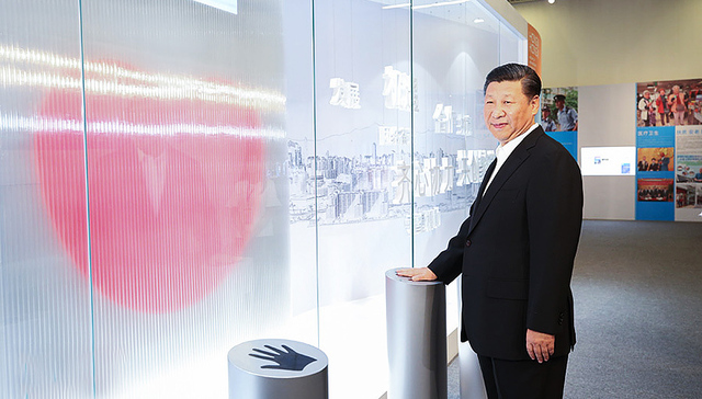 习近平,香港回归,成就展,V观,祖国,香港特别行政区政府,香港同胞,触摸板,中央军委主席,国家主席