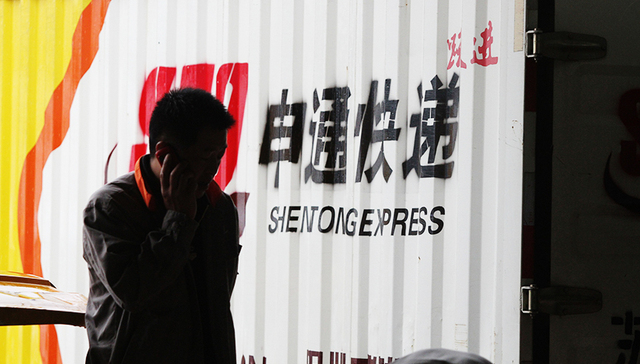 申通快递员入室打人