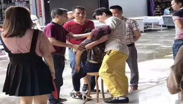 游客试戴30万玉镯，不慎摔碎，当场吓晕