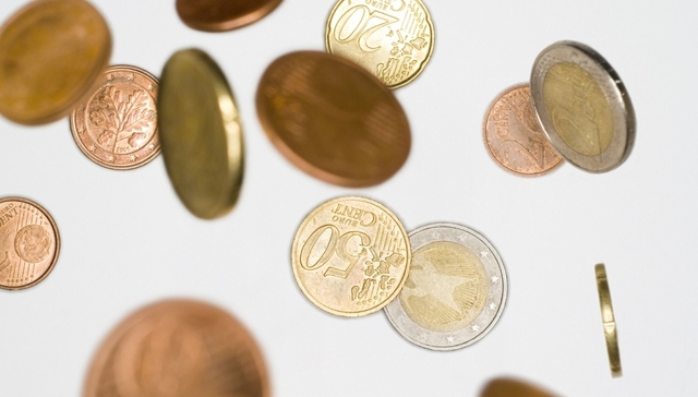 外媒热议老太投硬币致航班延误：至少这次原因找到了