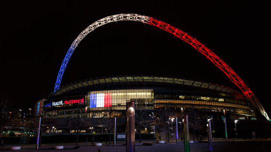 以足球之名团结一心 英法球迷共唱《马赛曲》