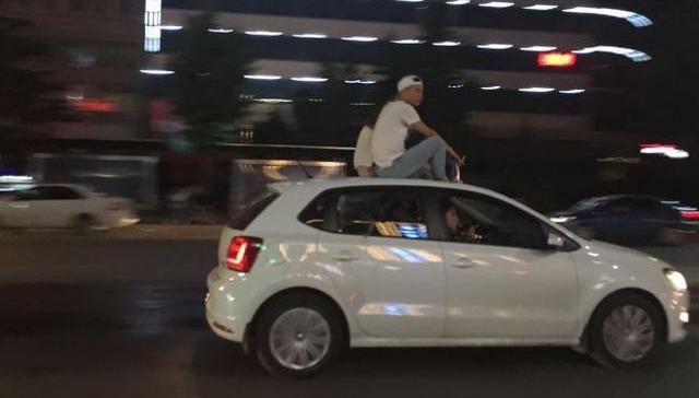 坐在车顶兜风的失恋女孩，交警喊你回来交罚款啦